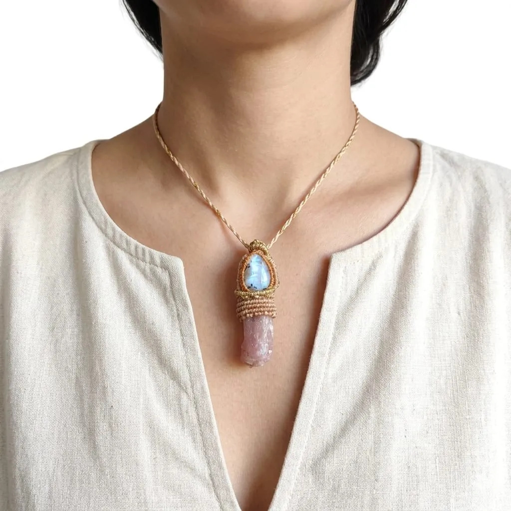 Colgante De Macramé Y Piedra Luna Natural. Nuevos Comienzos